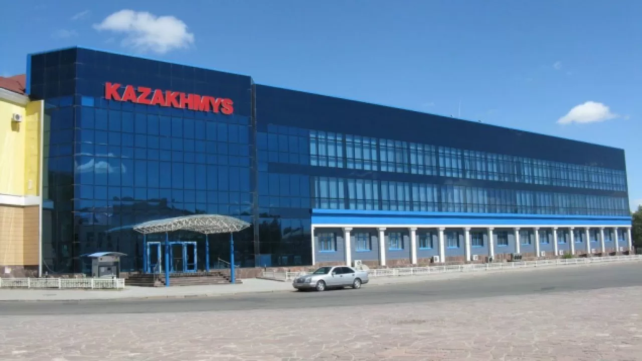 Жезқазғанда Металлург күніне орай Қаныш Сәтбаевтың ескерткішіне гүл шоқтары қойылды