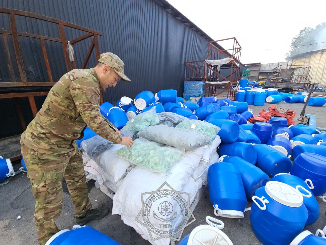 Алматыдағы қойма өрті: өрт сөндірушілер миллиондаған шығынның алдын алды