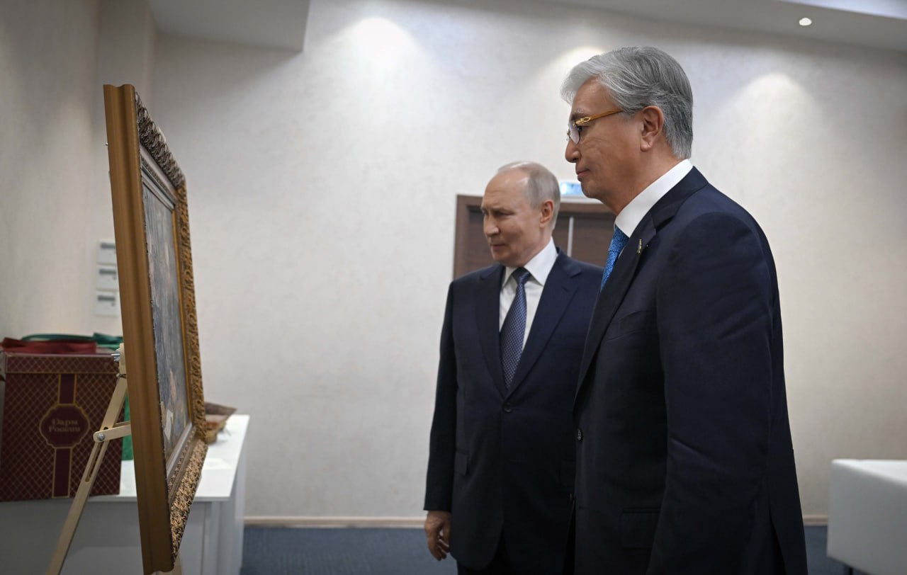 Тоқаев Путинге Шоқан Уәлиханов пен Федор Достоевский бейнеленген символдық картинаны сыйға тартты
