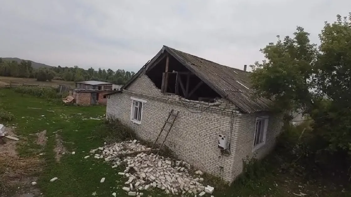 ШҚО-дағы ауылда дауылдан кейін тұрғын үйлер мен құрылыстар зақымданды
