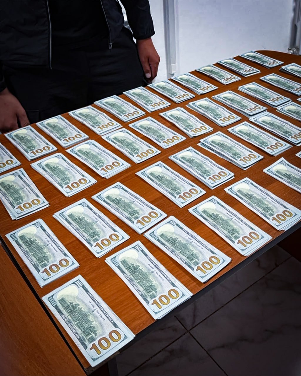 Қордайда шетел азаматы киімінің астына 70 мың доллар жасырған
