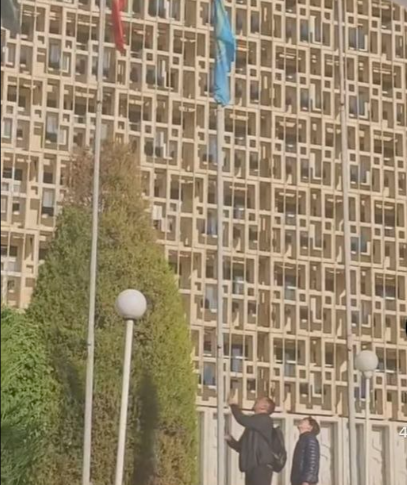 Ташкентте қазақстандық азаматтың Мемлекеттік туға көрсеткен құрметі көпшілікті тәнті етті
