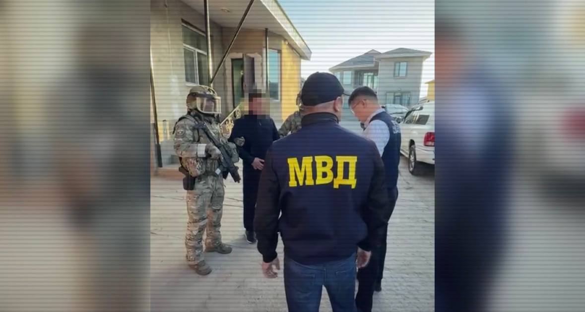 Шекара бекетінде жүргізушілерден ақша бопсалағандар анықталды