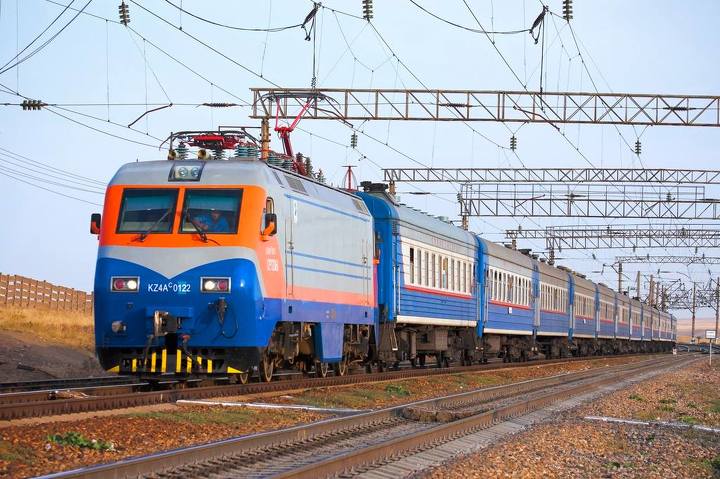 Шымкентте жасөспірімдер жолаушылар пойызына тас лақтырды