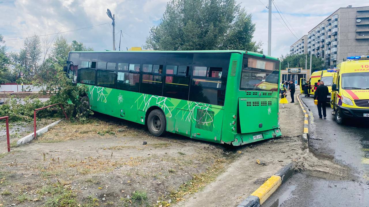 Абай облысында автобус апатқа ұшырады: зардап шеккендер бар