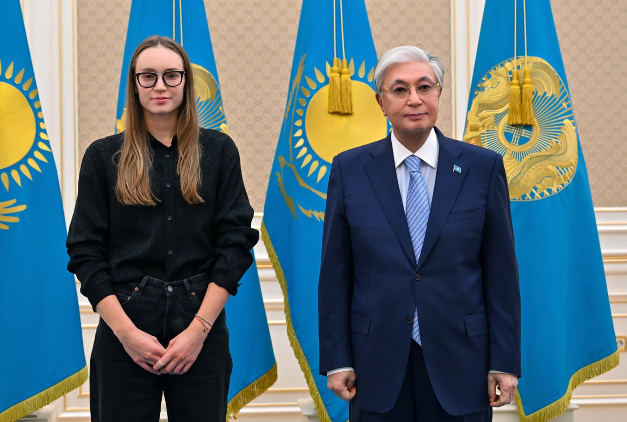 Тоқаев Рыбакинаның жеңісі қазақстандық балаларға үлгі болып жатқанын айтты