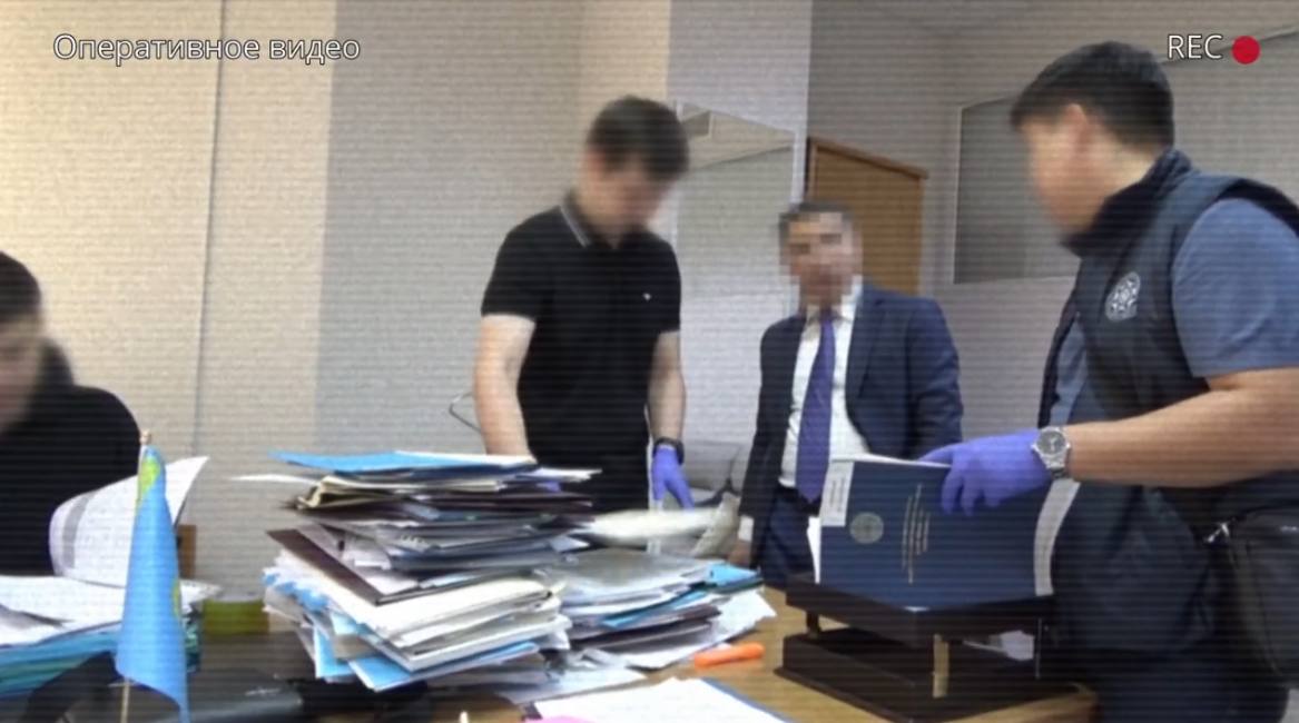 Көлік министрлігінің екі қызметкері 40 млн теңгеден астам пара алды деген күдікке ілінді