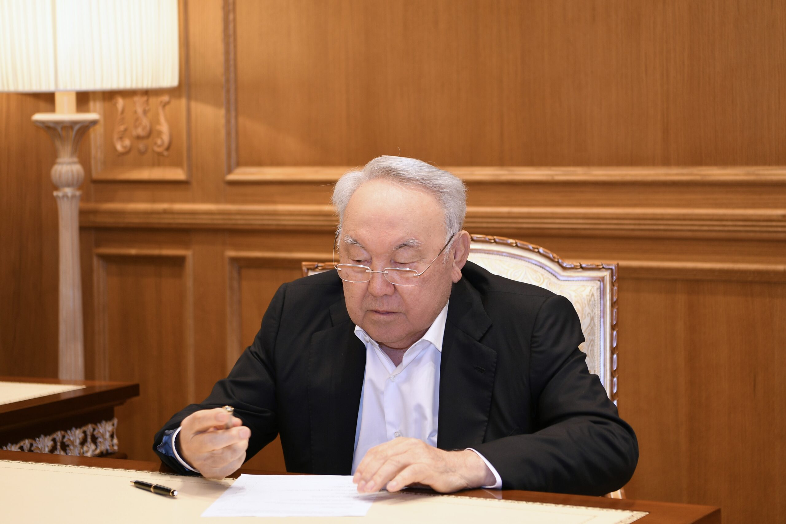 Нұрсұлтан Назарбаев Маңғыстауда қаза тапқан әскери қызметшілердің жақындарына көңіл айтты