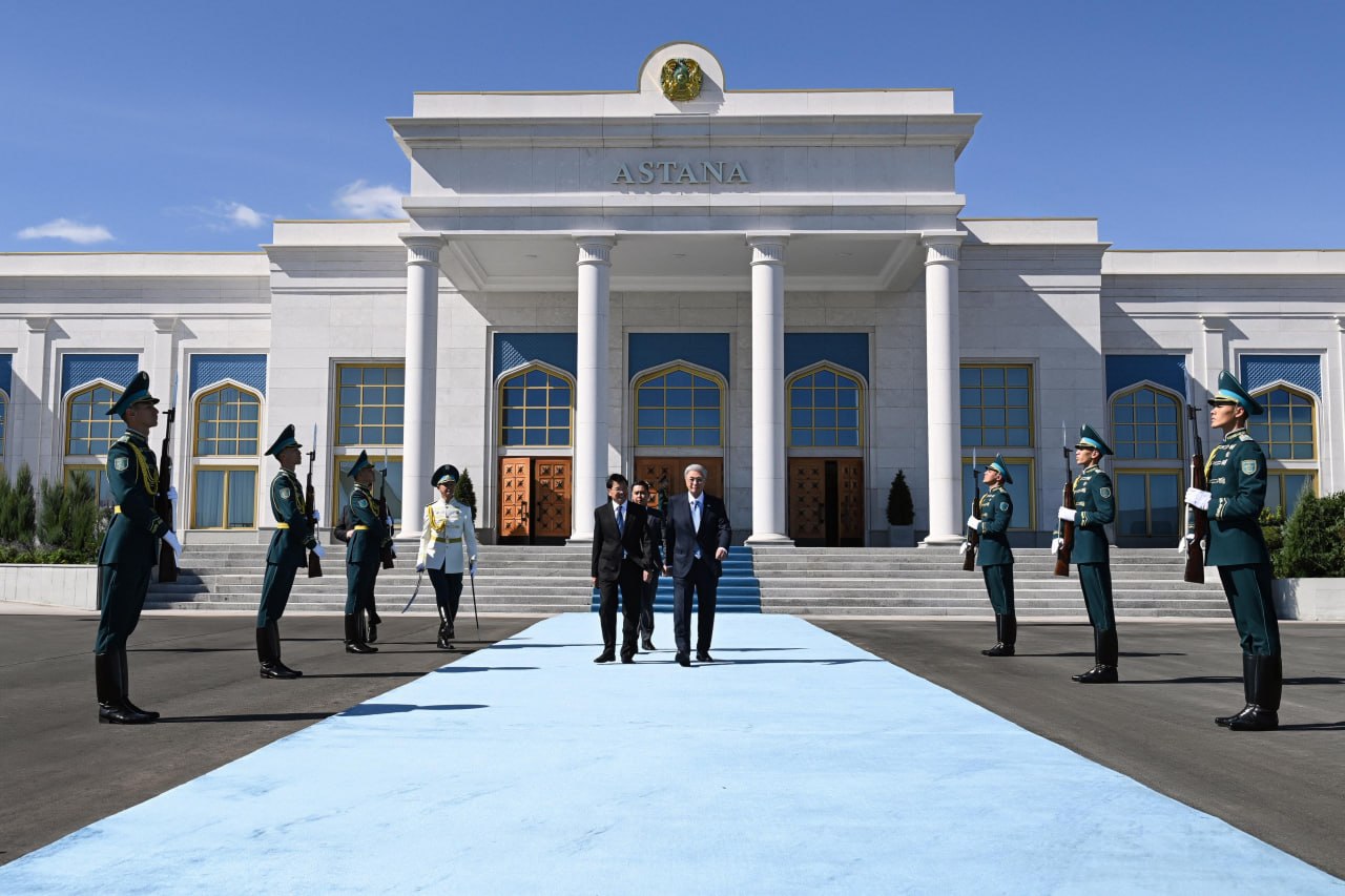 Тоқаев Лаос Президенті Тхонглун Сисулитті Астана әуежайынан шығарып салды