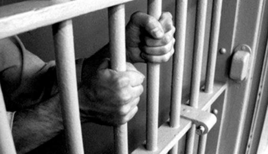 Түрмеде отырған сотталушы саунадағы екі адамнан ақша талап еткен